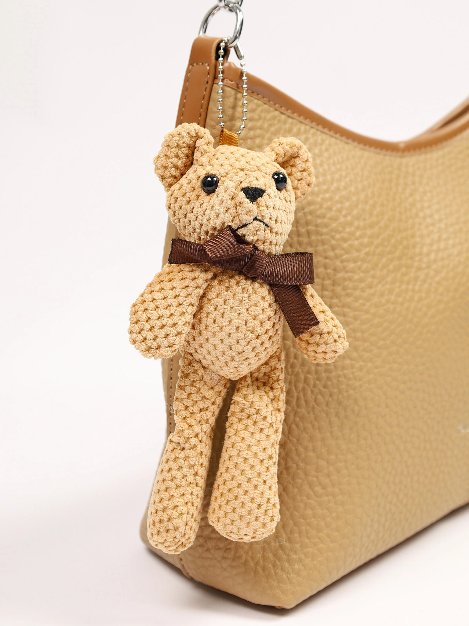 Сумка-кроссбоди  с декоративным брелком в ассортименте